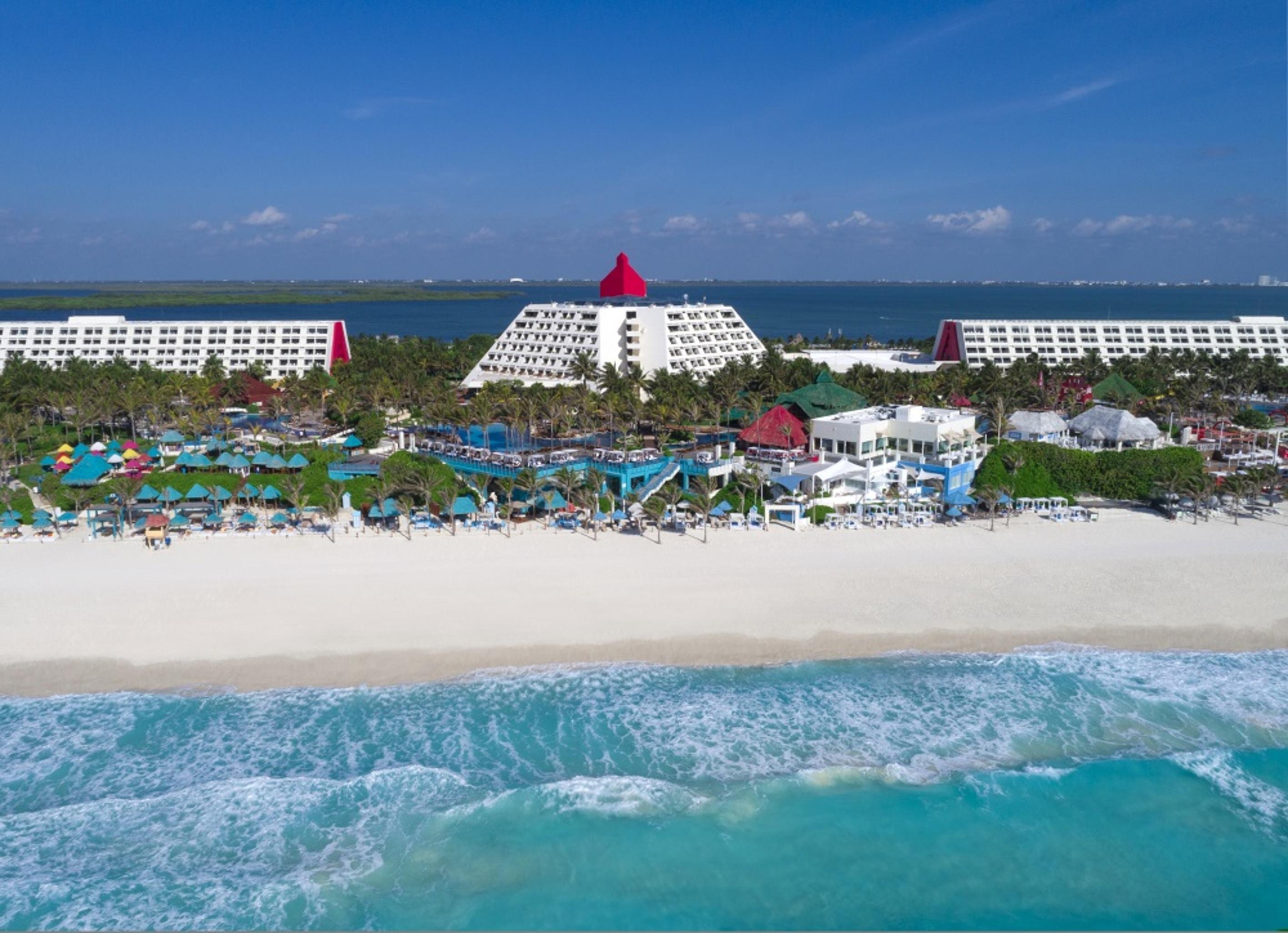 The Pyramid Cancun By Oasis Exteriör bild Aerial view of the resort
