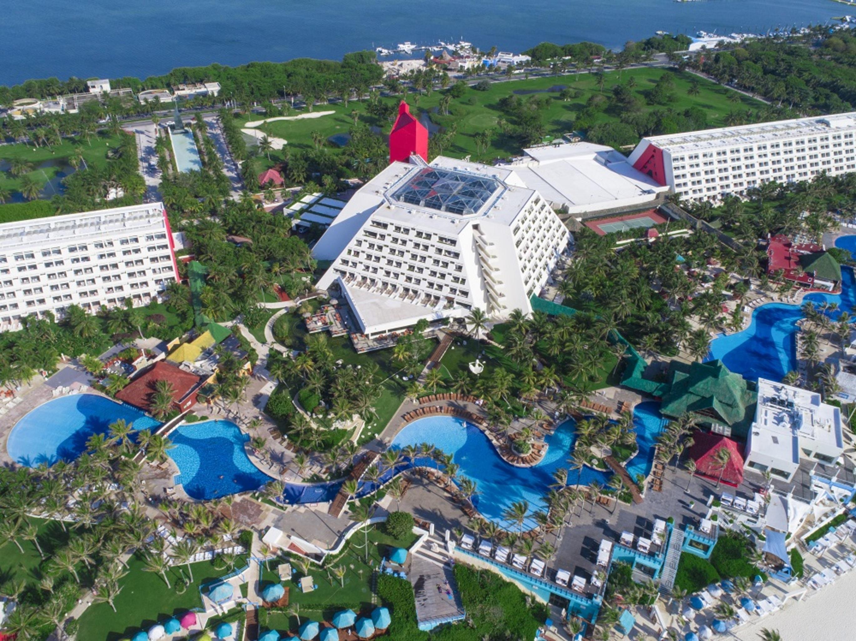 The Pyramid Cancun By Oasis Exteriör bild Aerial view of the resort