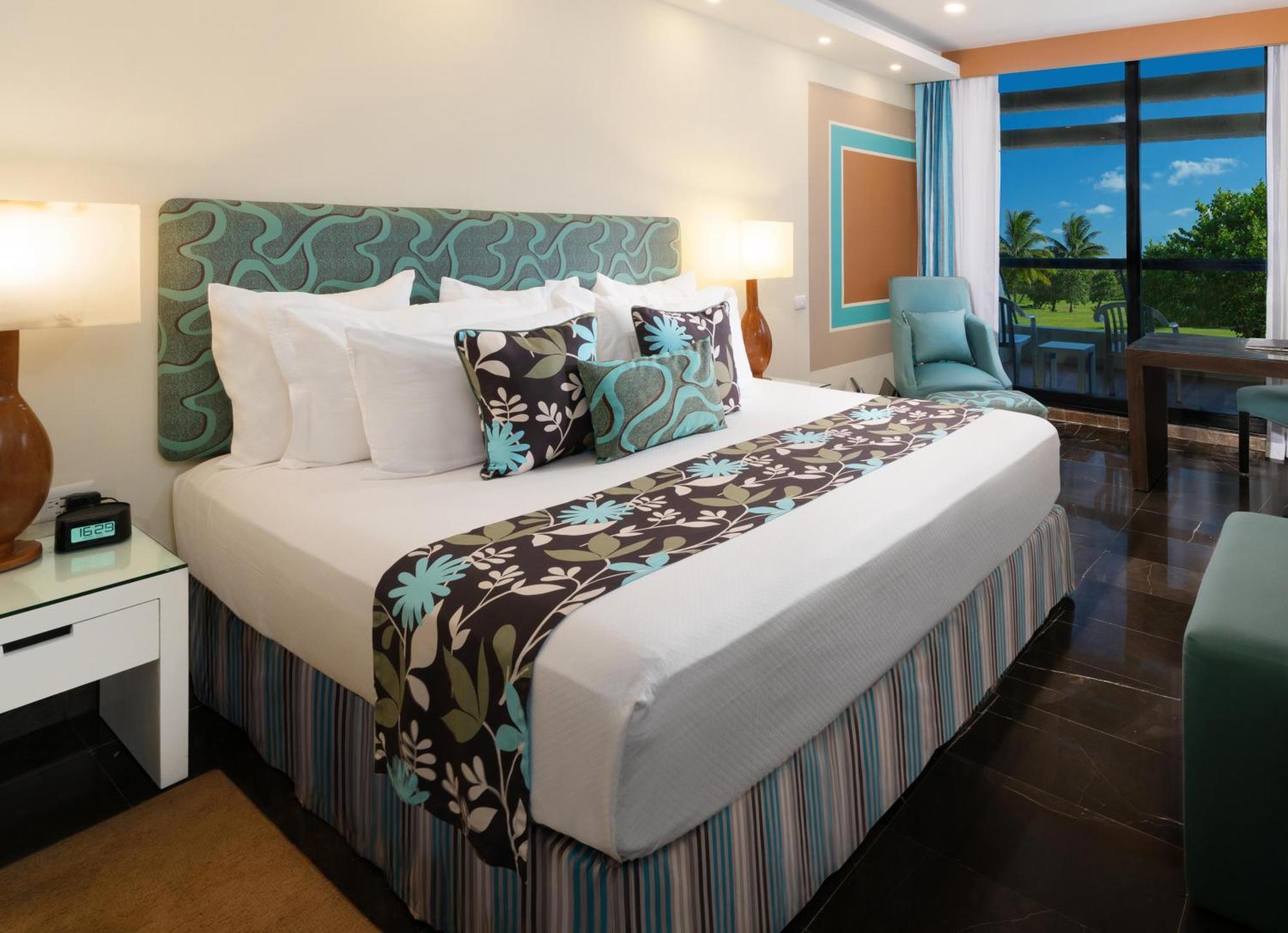The Pyramid Cancun By Oasis Exteriör bild A room at the Hilton La Romana