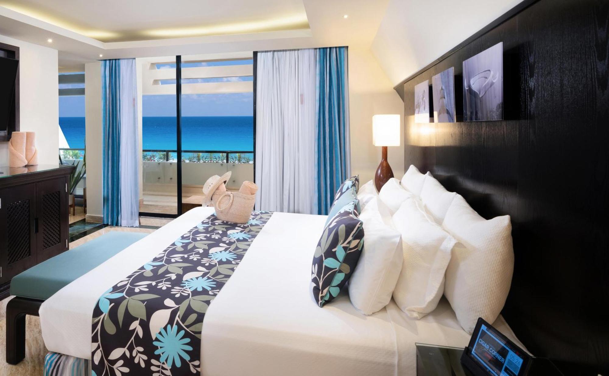 The Pyramid Cancun By Oasis Exteriör bild A bedroom at the hotel