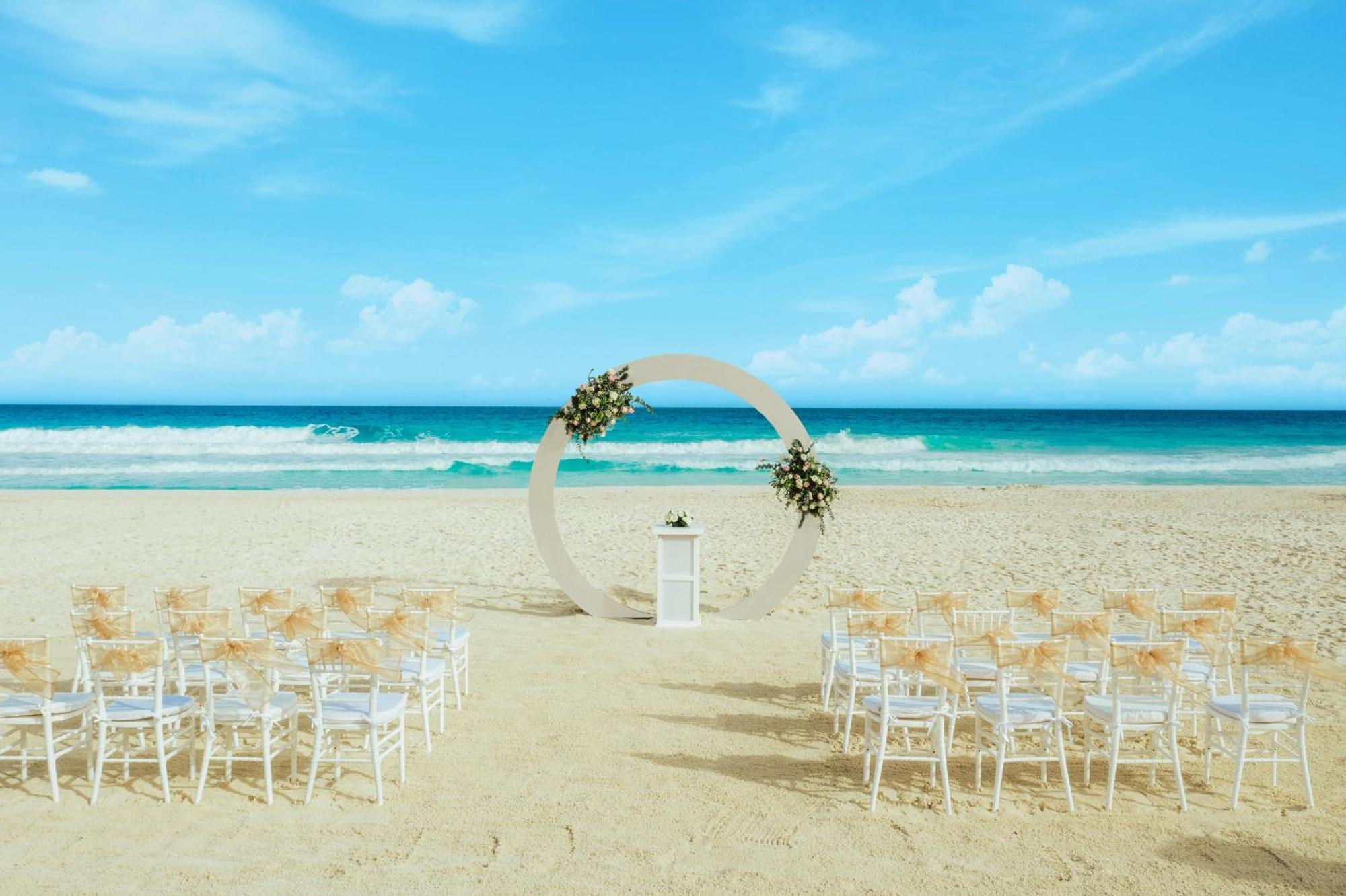 The Pyramid Cancun By Oasis Exteriör bild Beach wedding