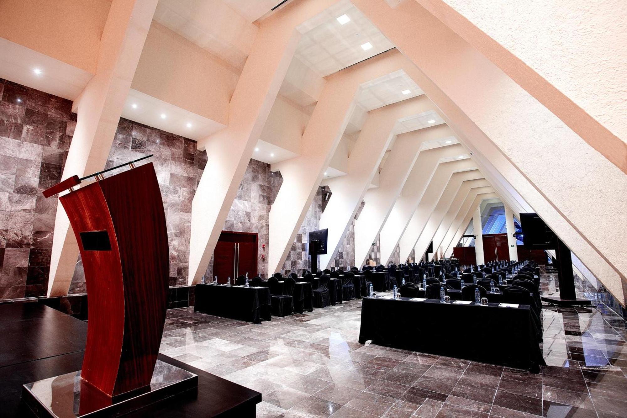 The Pyramid Cancun By Oasis Exteriör bild The 2011 World Trade Center Convention Center