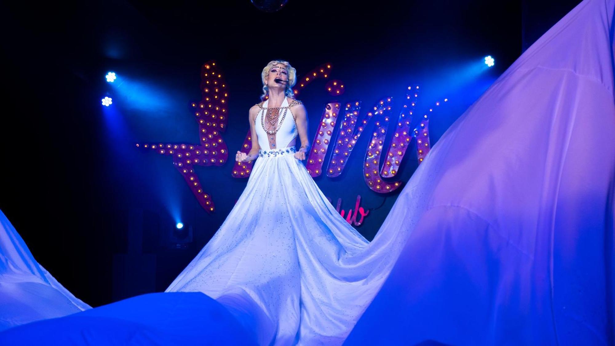 The Pyramid Cancun By Oasis Exteriör bild Anastacia performing in 2014