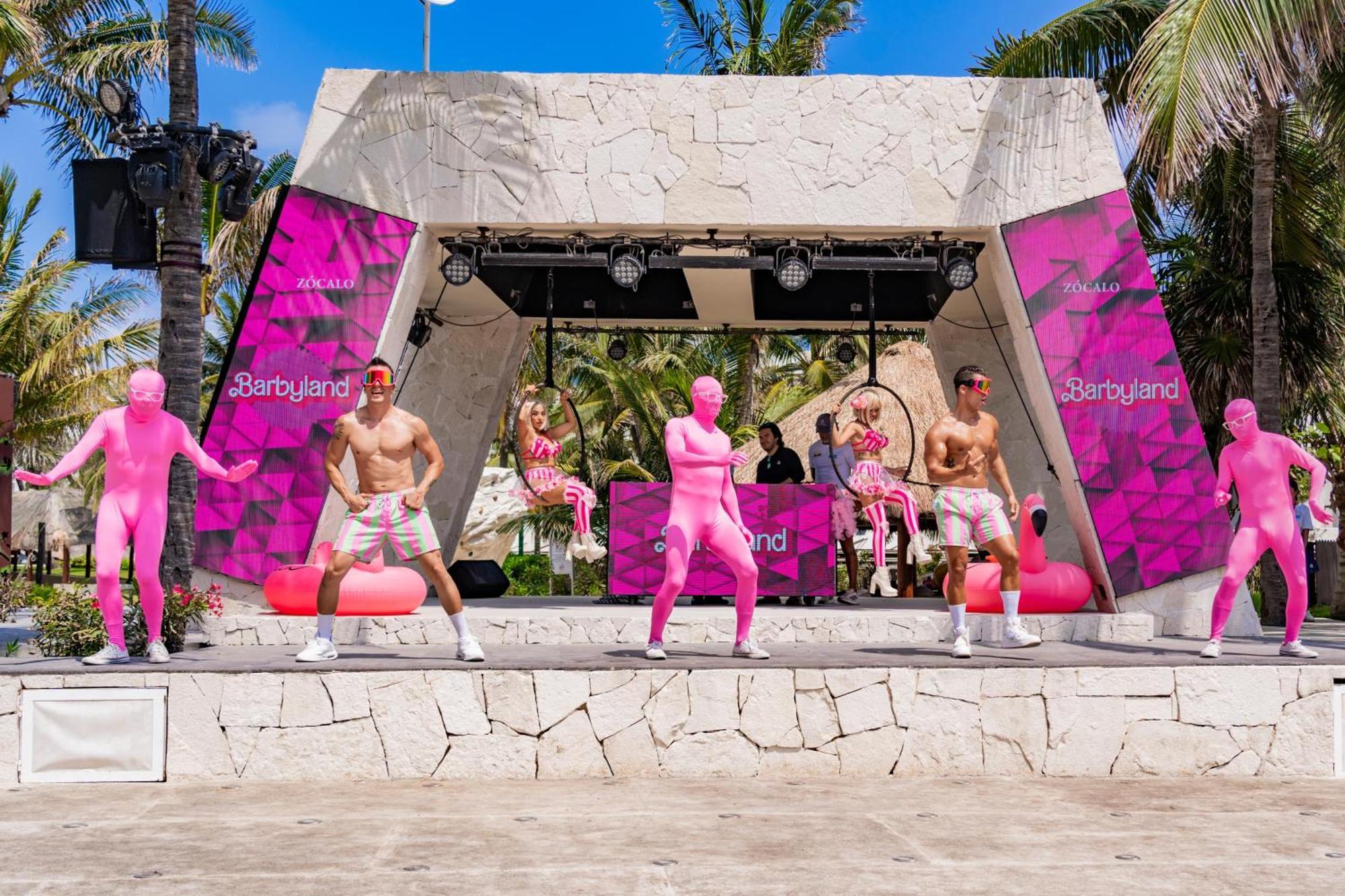 The Pyramid Cancun By Oasis Exteriör bild The stage at the Grand Opening of Bodyland