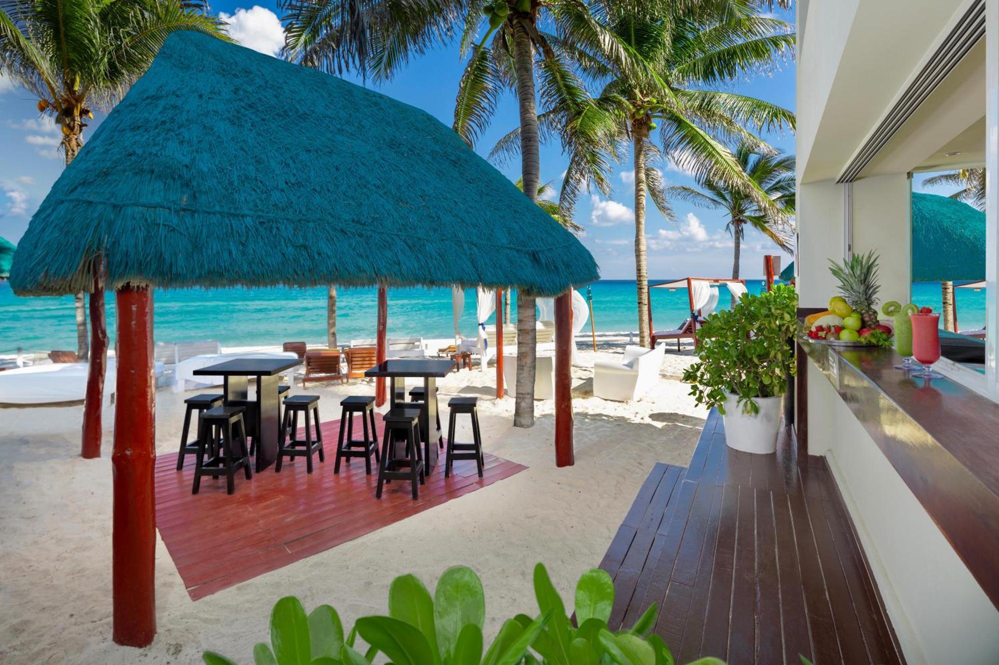 The Pyramid Cancun By Oasis Exteriör bild Beach bar at the Grand Palladium Hotel, Playa del Carmen, Mexico