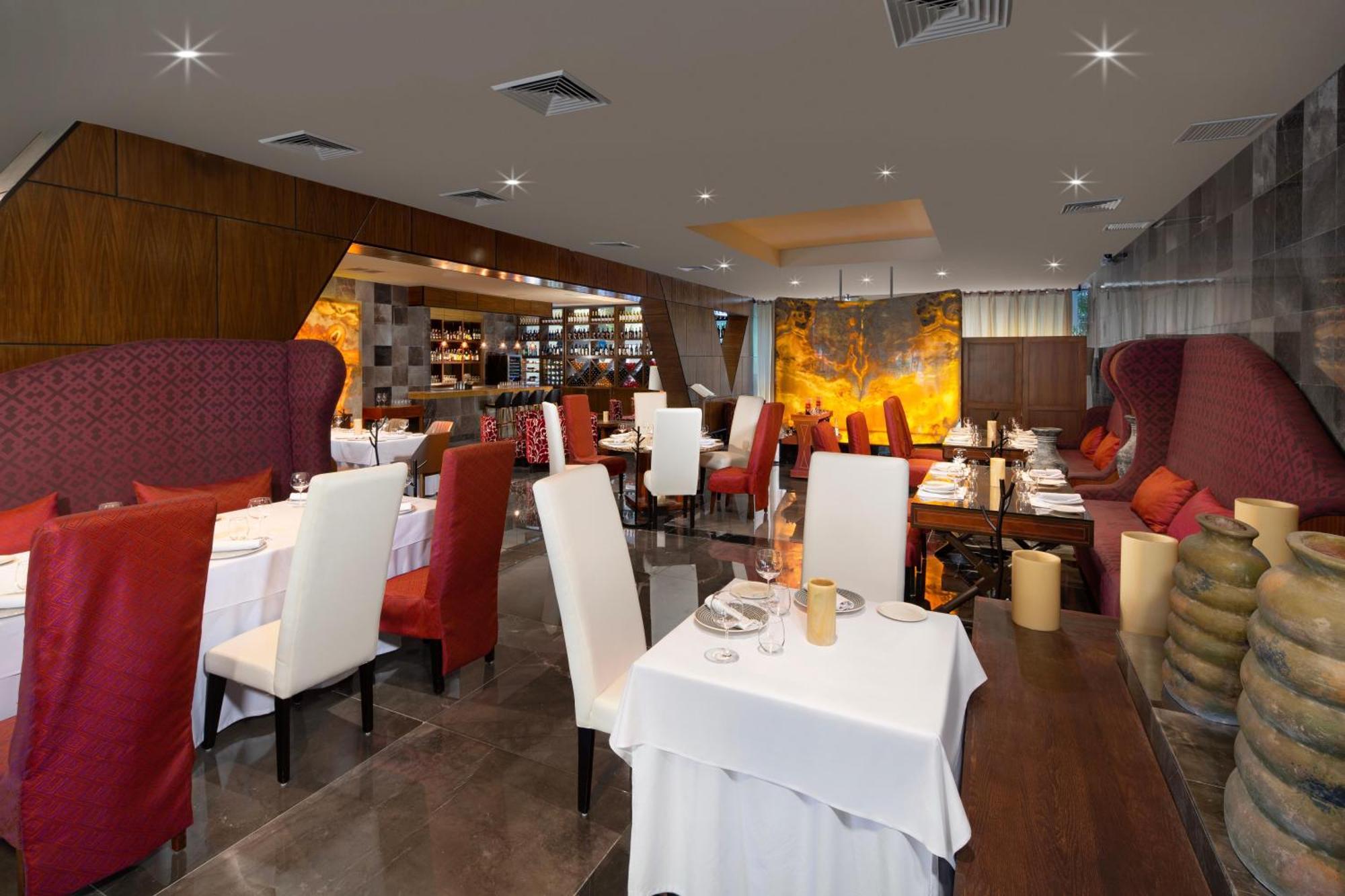 The Pyramid Cancun By Oasis Exteriör bild Interior of the restaurant