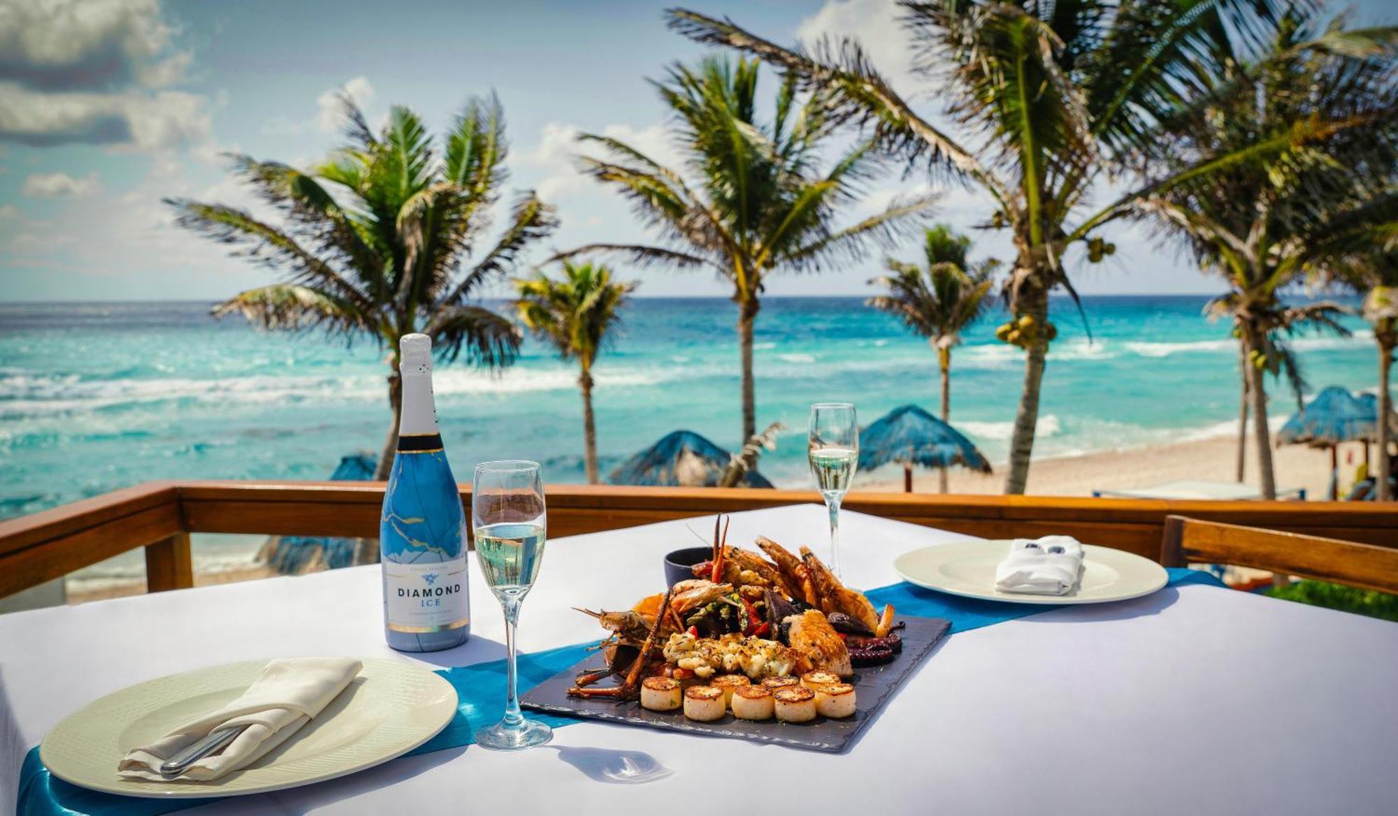 The Pyramid Cancun By Oasis Exteriör bild Beachfront dining at the Hilton