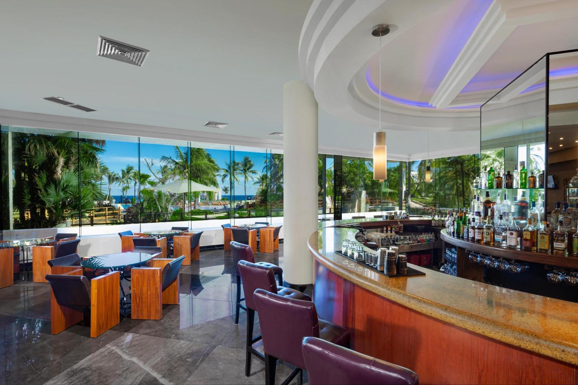 The Pyramid Cancun By Oasis Exteriör bild The bar at the lobby