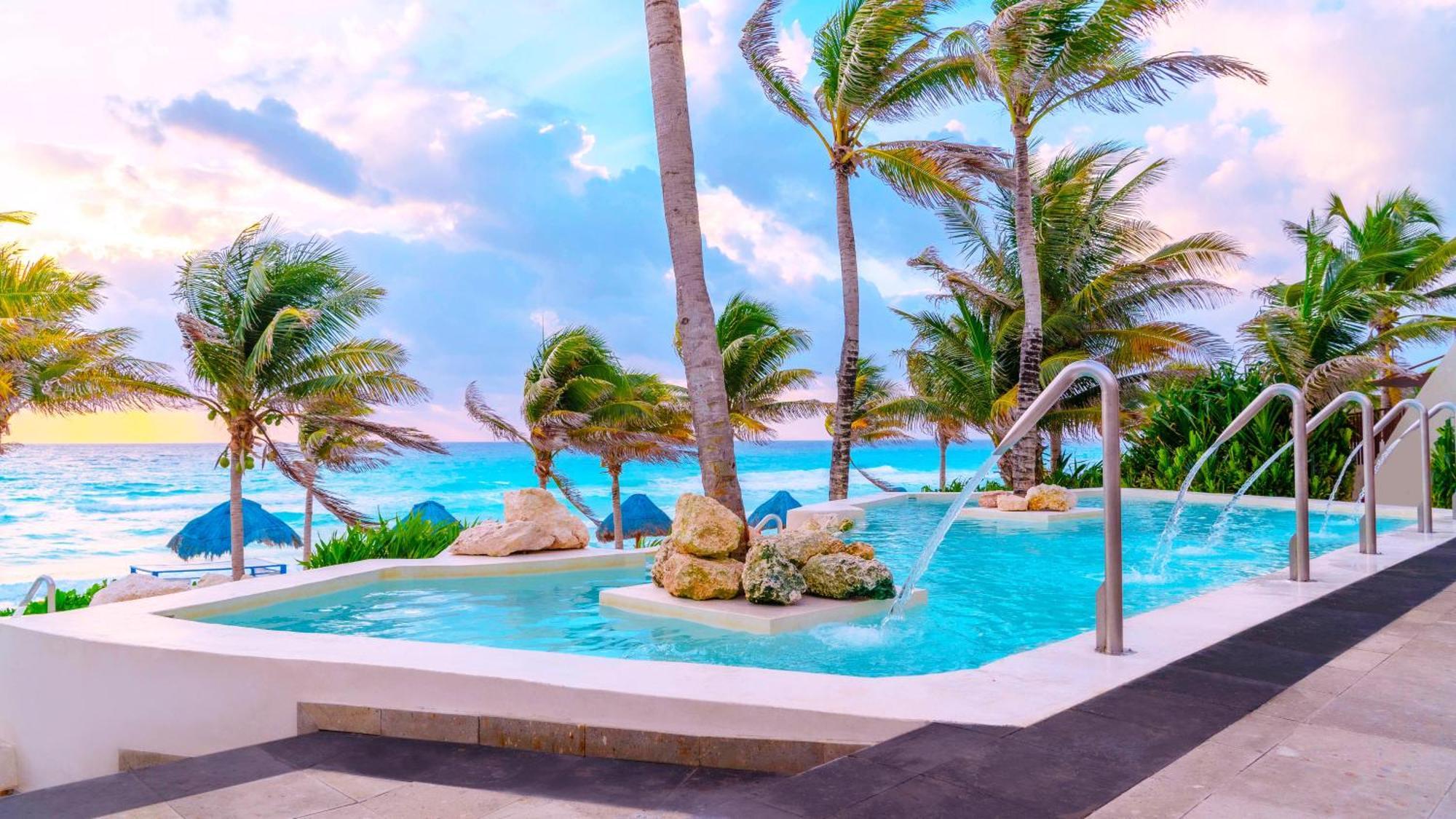 The Pyramid Cancun By Oasis Exteriör bild Infinity pool at the beach