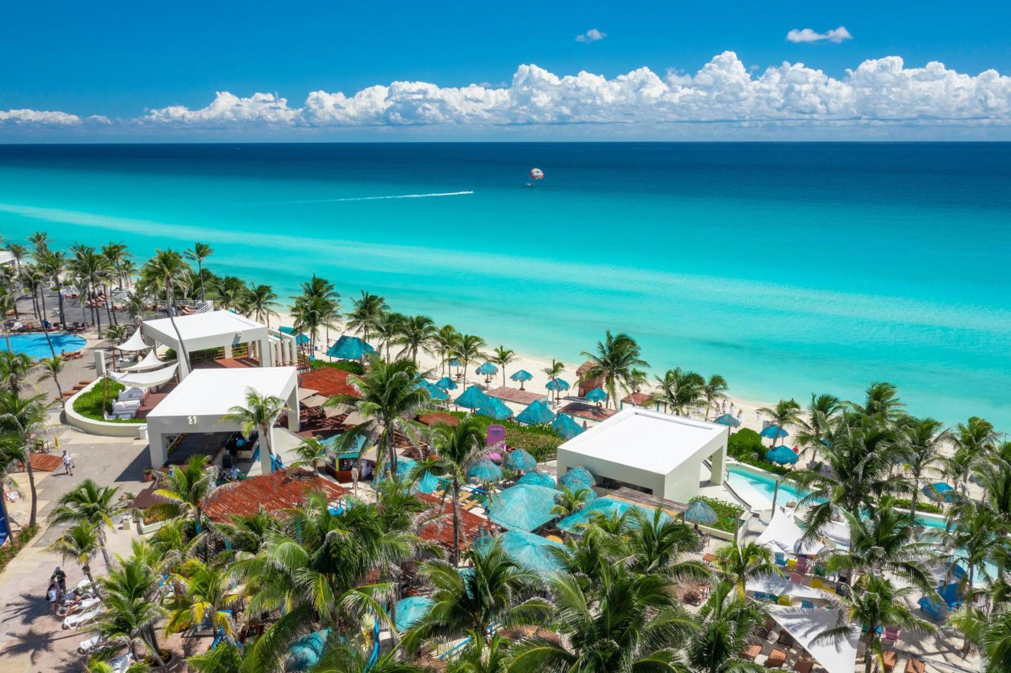 The Pyramid Cancun By Oasis Exteriör bild Aerial view of the resort