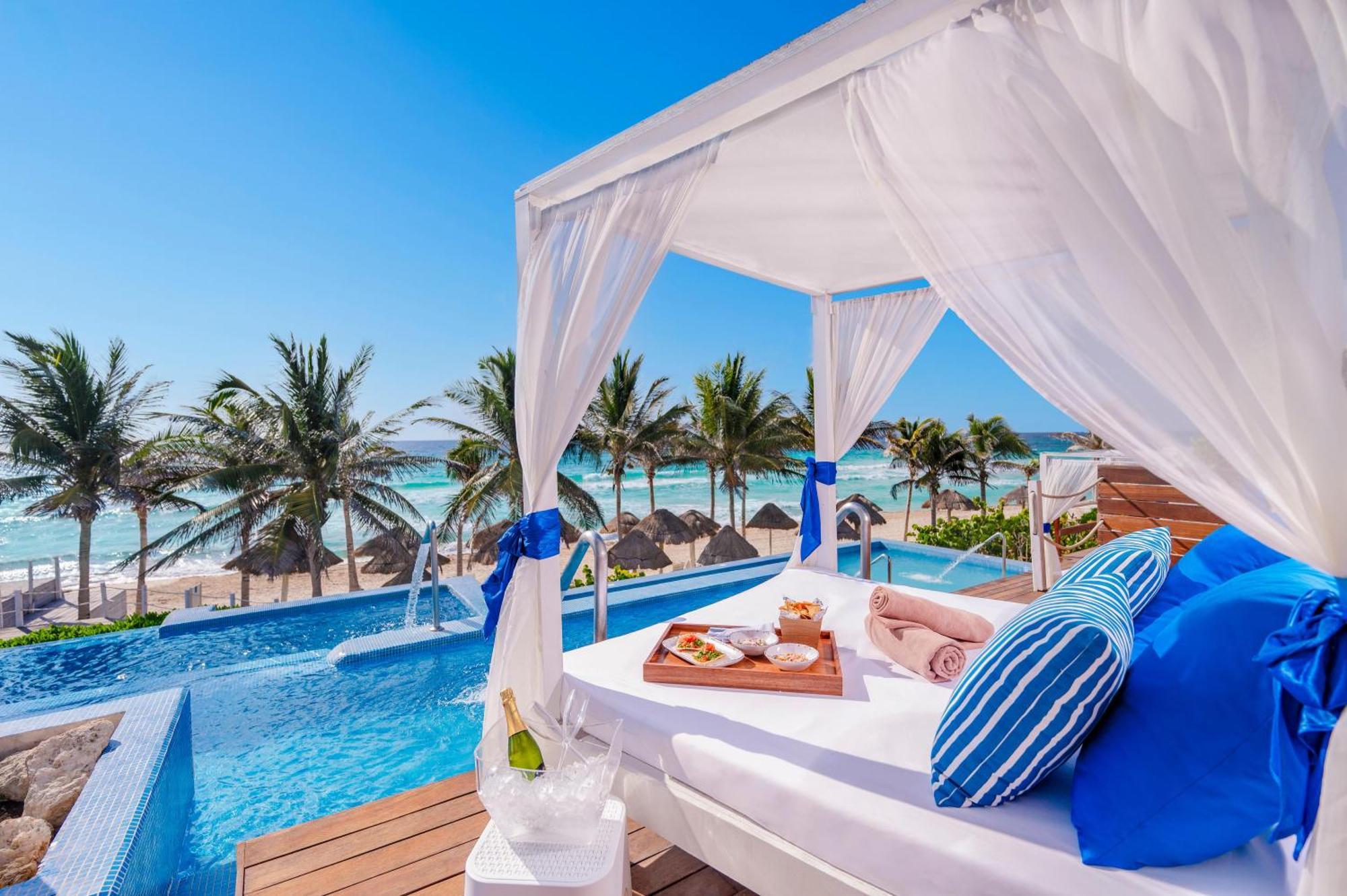 The Pyramid Cancun By Oasis Exteriör bild A pool at the Grand Palladium Hotel