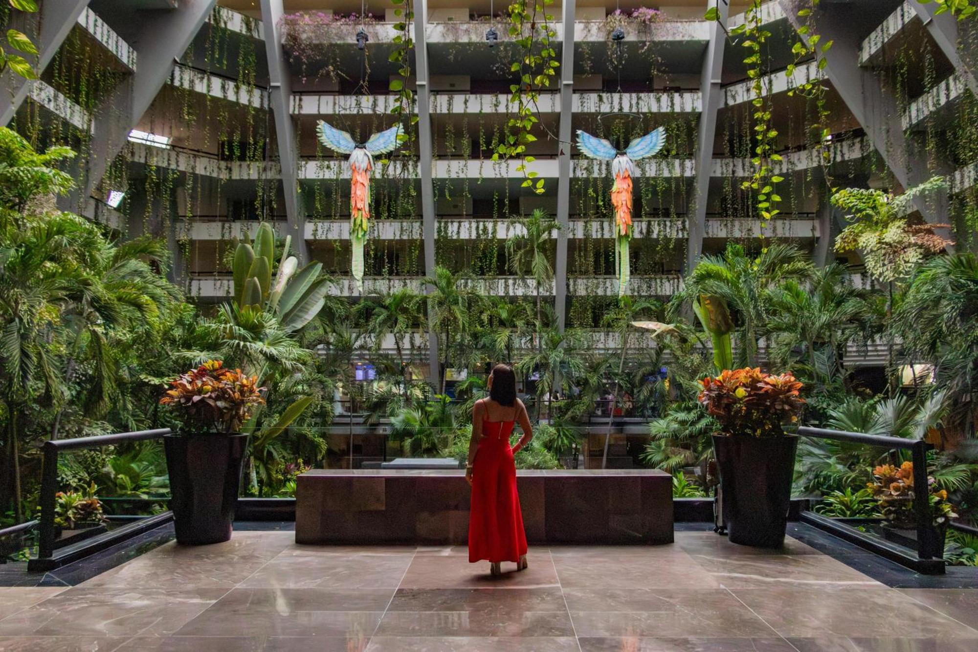 The Pyramid Cancun By Oasis Exteriör bild The interior of the hotel